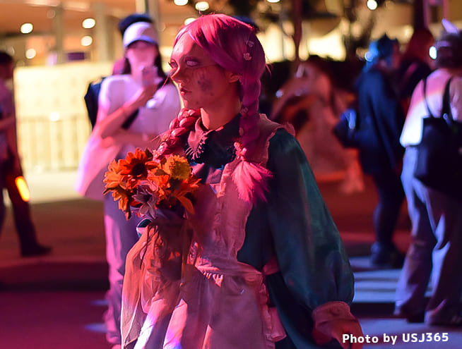 花束を持った緑色のドレスの人形