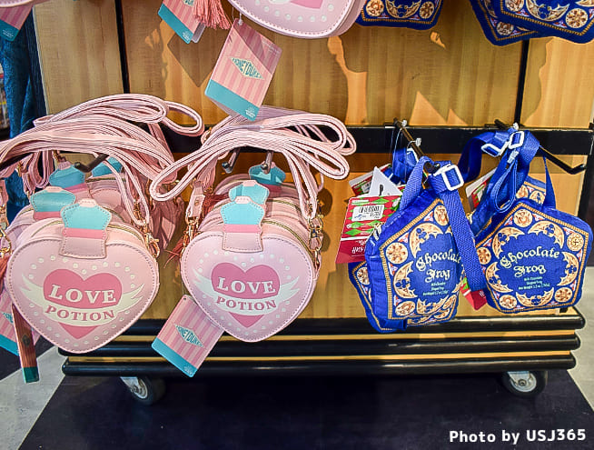 ハニーデュークスのネックストラップ付きポーチ