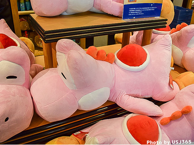 ピンク色のヨッシーの特大ぬいぐるみ