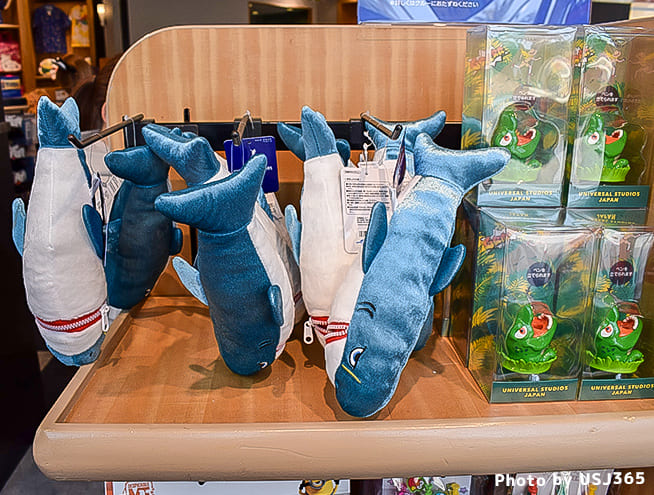 サメのペンケースと恐竜のペンスタンド